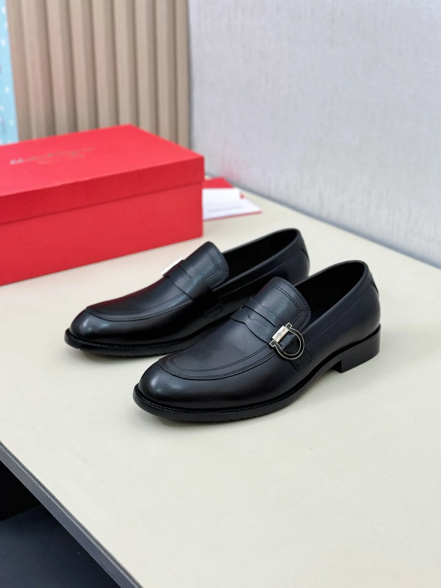 [Ferragamo] P: 560💰 Number of yards: 38~44 (45 orders are non-returnable) Ferragam's new men's formal leather shoes, the fabric is made of imported cowhide, with visible texture, heavy-duty stitching, dyed calfskin inside, standard logo cowhide feet, big-name experience, soft and comfortable on the feet, a men's favorite, special non-slip and wear-resistant rubber soles, easy to handle various occasions, with original box packaging!